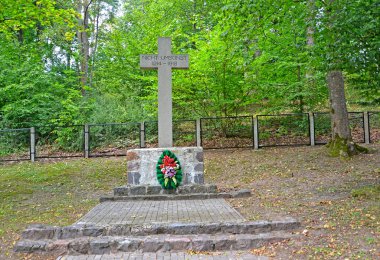 Lutheran Haçı 1914-1918 askeri mezarlığında. Krasnoznamensk, Kalininingrad bölgesi. Almanca metin - Boşuna değil