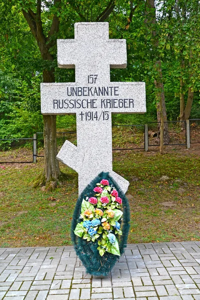 1914年至1915年，军人公墓的东正教十字架。 Krasnoznamensk，Kaliningrad地区。 德语文157名身份不明的俄罗斯士兵 — 图库照片