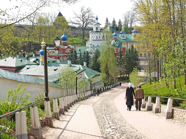 Utsikt över Pskov- Pechorsky Saint-Antagande mäns kloster. Regionen Pskov — Stockfoto