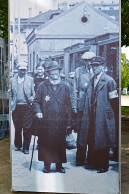 Lodz, Polonya - 25 Ağustos 2014: Banner with old photo. Yahudi gettosunun tasfiye edilişinin 70. yıldönümü anısına düzenlenen fotoğraf sergisi