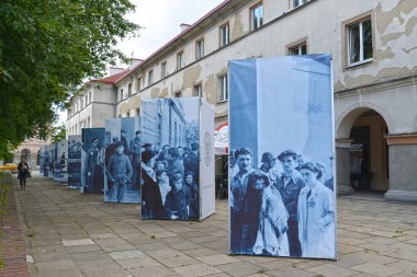 Lodz, Polonya - 25 Ağustos 2014: Yahudi gettosunun tasfiye edilmesinin 70. yıldönümüne adanmış fotoğraf sergisi