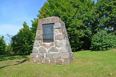 Birinci Dünya Savaşı sırasında ölen askerlerin anıtı. Novostroevo köyü, Kaliningrad bölgesi. Almanca ve Rusça metinler - Düşenlerin anıları, dünya canlı