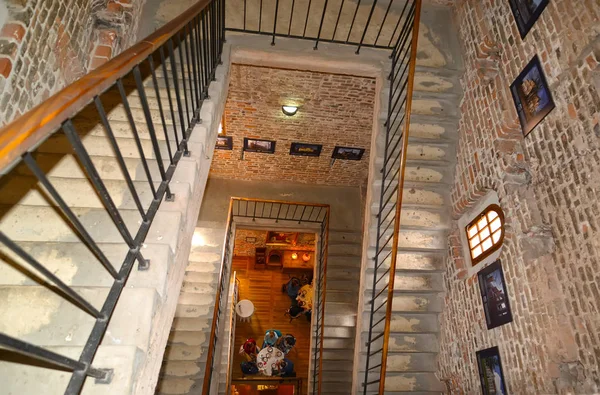 FROMBORK, POLOGNE - 09 JUILLET 2015 : Salle du château d'eau avec cafétéria au rez-de-chaussée, vue sur le dessus — Photo