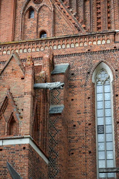 A fragment of the facade of the Cathedral of the Ascension of the Holy Virgin Mary and the Holy Apostle Andrei the First-Called. Frombork, Poland — ストック写真