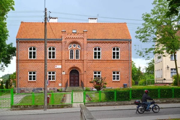 Frombork, Poland - July 09, 2015: Διοικητικό κτίριο της Αρχιεπισκοπής Βαρμίνσκι. Frombork, Πολωνία — Φωτογραφία Αρχείου