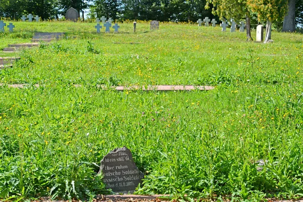 Frammento di una lapide tedesca nel cimitero militare della prima guerra mondiale (1914). Il villaggio di Zaozernoe, regione di Kaliningrad — Foto Stock