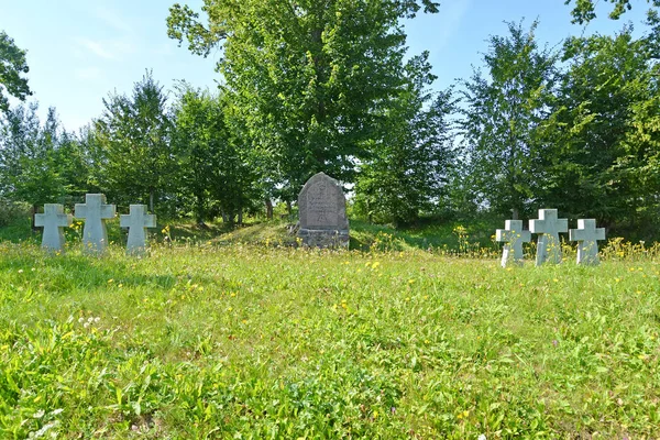 Cruces y una piedra conmemorativa en el cementerio militar de la Primera Guerra Mundial (1914). El pueblo de Zaozernoe, región de Kaliningrado —  Fotos de Stock