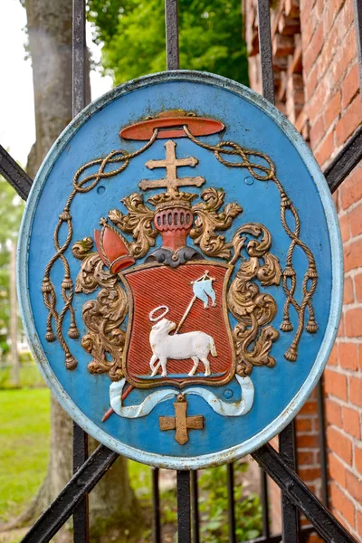 Coat of arms of bishops and canons on the entrance gate. Frombork, Poland — Stock Photo, Image