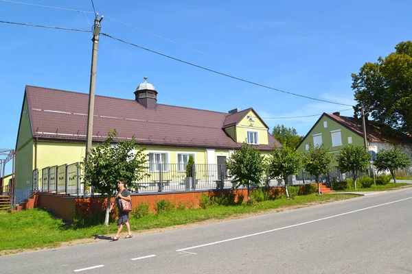 Gebiet Kaliningrad, Russland-24. August 2019: Zentral-Naja-Straße mit Blick auf das Kulturhaus. das Dorf novostroevo — Stockfoto