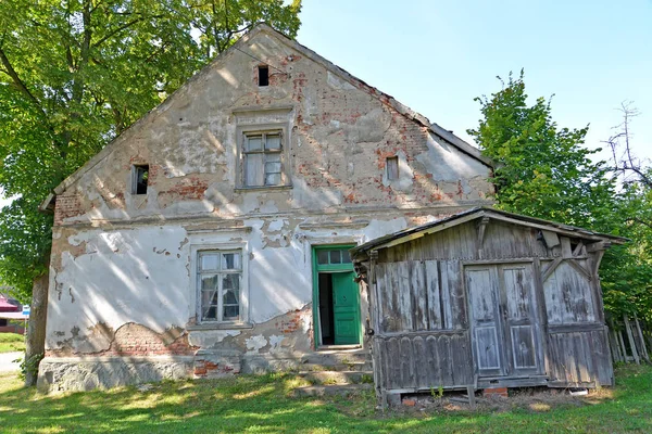 Dilapiderat hus av tysk konstruktion. Byn Novostroevo, Kaliningradregionen — Stockfoto