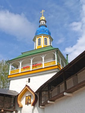 Petrovsky geçit kulesi. Pskovo-Pechorskiy Saint-Varsayım Adamları Manastırı. Pskov bölgesi. Rus Metni - İsa Dirilişi