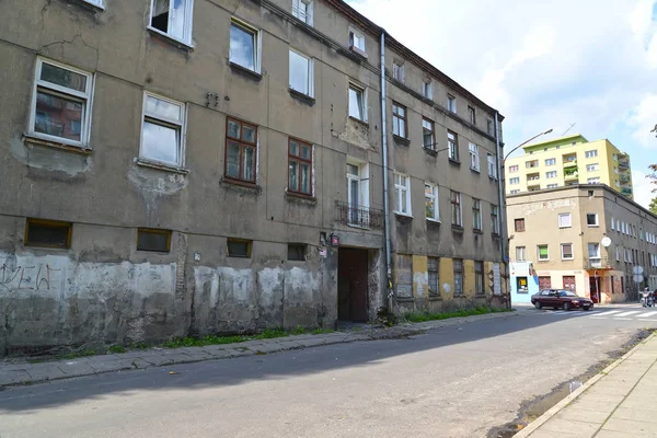 Lodz, Polen - 25 augusti 2019: Gamla bostadsbyggnader för förkrigsbyggande — Stockfoto