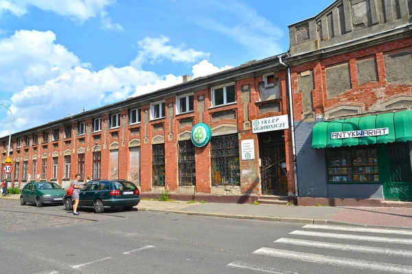 LODZ, POLÓNIA - 25 DE AGOSTO DE 2019: Antigo edifício do mercado na Lagevnitskaya Street — Fotografia de Stock