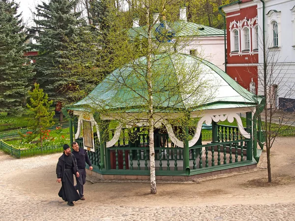 Pechory, Russia - May 09, 2010: People on the territory of Pskovo-Pechorsky Saint-Assumption male monastery. 普斯科夫地区 — 图库照片