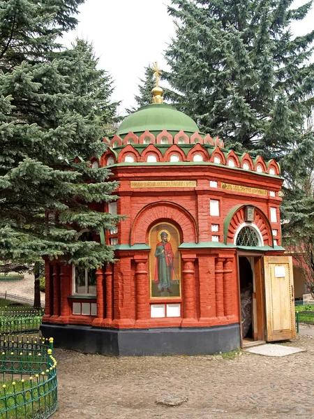 教堂在圣源之上。 Pskovo-Pechorskiy Saint-Assumption男子修道院。 普斯科夫地区。 俄文本- -由校长尼科德莫斯神父创作 — 图库照片