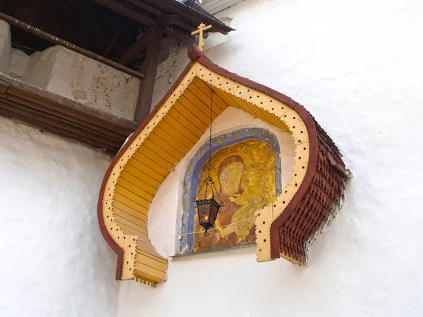 在普斯科沃-佩霍尔斯基修道院的领土上，以圣尼古拉斯米利基奇迹工人的名义建造的教堂的最高象征 — 图库照片
