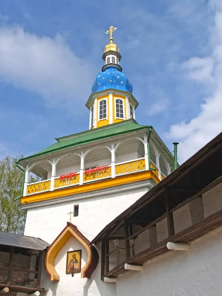 彼得罗夫斯基入口塔 Pskovo-Pechorskiy Saint-Assumption男子修道院。 普斯科夫地区。 俄文文本-基督复活 — 图库照片