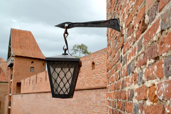 Een hangende lantaarn tegen de achtergrond van een uitkijktoren. Kathedraal complex. Frombork, Polen — Stockfoto
