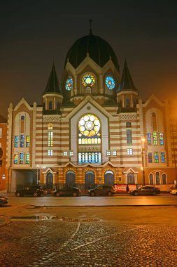 Kalininingrad, Rusya - 23 Aralık 2019: Akşam aydınlatmalı New Liberal Sinagogu 'nun merkezi