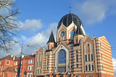 Güneşli bir günde yeni bir Liberal sinagog. Kaliningrad