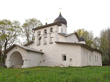 Pskov. Sürüden Diriliş Kilisesi