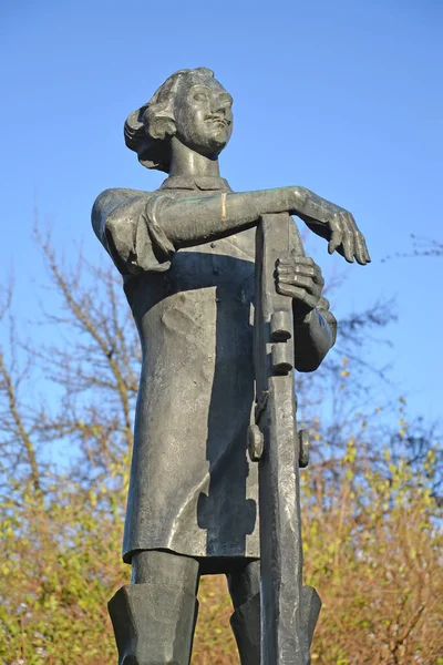 KALINININGRAD, RUSIA - 30 DE NOVIEMBRE DE 2019: Un fragmento del monumento "En la cuna de la flota rusa. Pedro I ". Parque de una escultura —  Fotos de Stock