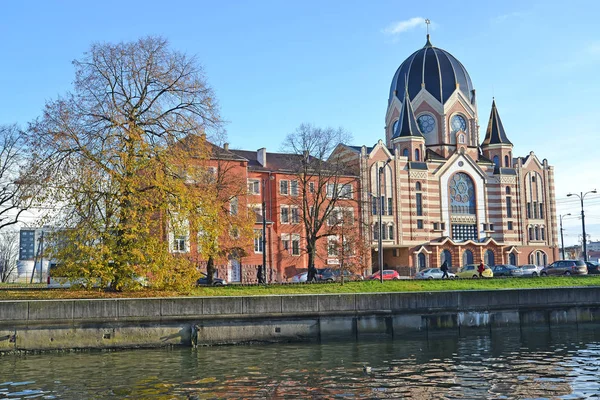 Kalininingrad, Rusya - 30 Kasım 2019: Yeni Liberal Sinagog manzarası ve Pregoli Nehri kıyısındaki eski bir yetimhane — Stok fotoğraf