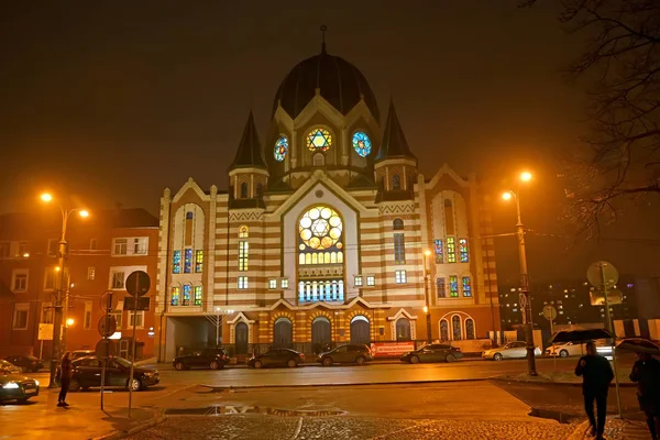 俄罗斯加里宁格勒- 2019年12月23日：新自由主义犹太教堂的夜景 — 图库照片