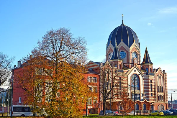 KALININGRAD, RÚSSIA - NOVEMBRO 30, 2019: Nova Sinagoga Liberal e antigo dia de outono do orfanato — Fotografia de Stock