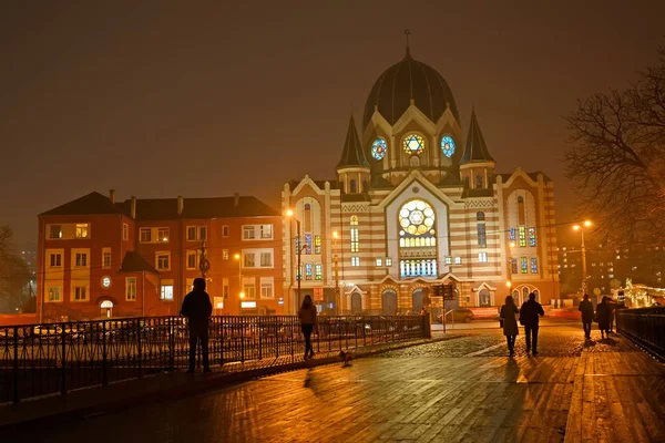 俄罗斯加里宁格勒- 2019年12月23日：哈尼桥新自由主义犹太教堂的观点。 秋夜 — 图库照片