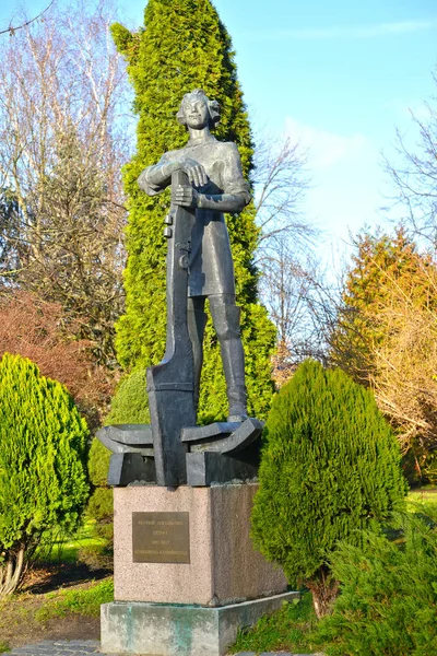 KALININGRAD, RÚSSIA - NOVEMBRO 30, 2019: Monumento "No berço da frota russa. Pedro I ". Texto russo - Grande Embaixada de Pedro — Fotografia de Stock