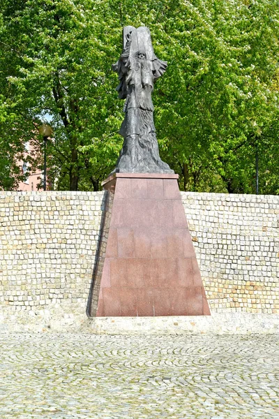 LODZ, POLOGNE - 25 AOÛT 2019 : Une sculpture de Moïse avec projections de l'Alliance ("Décalog") dans le parc Staromeysky — Photo