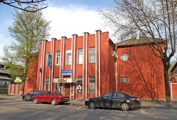 PSKOV, RÚSSIA - 08 de maio de 2010: Edifício de banho na primavera. Texto russo - banhos — Fotografia de Stock