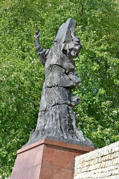 Lodz, Polen - 25 augustus 2014: Beeldhouwkunst van Mozes met schermen van het Verbond (monument "Decalog") tegen de achtergrond van gebladerte. Staromeysky park — Stockfoto