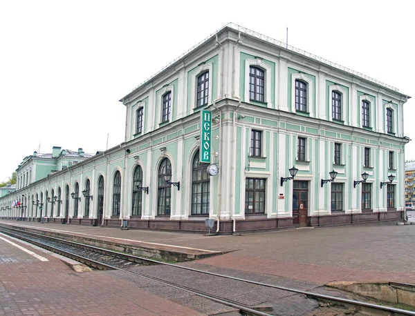 Pskov. Vista da estação ferroviária e avental. Texto russo - Pskov — Fotografia de Stock