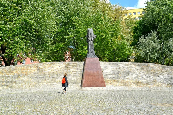 Lodz, Polonya - 25 Ağustos 2014: Staromeysky Park 'taki "Decalog" anıtının manzarası — Stok fotoğraf