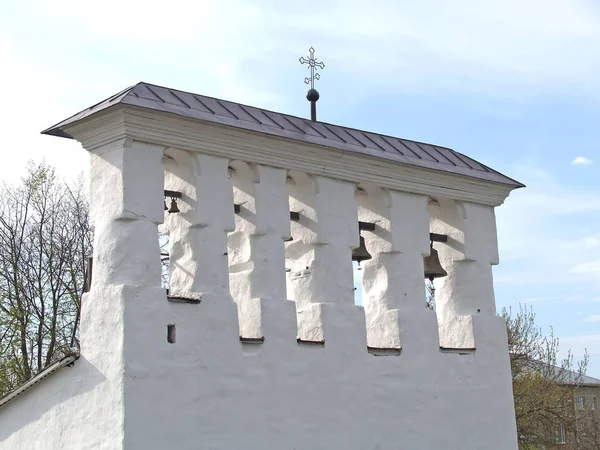 Pskow. Fragment des Anrufs der Himmelfahrtskirche von der Fähre — Stockfoto