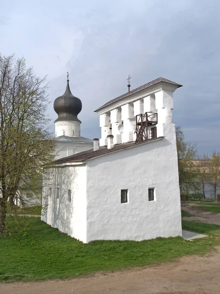 Pskove. Volání církve Nanebevzetí Panny Marie z trajektu — Stock fotografie