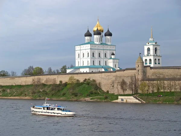 Pskovsky Krom (Kremlin) ve Büyük Nehir Manzarası — Stok fotoğraf