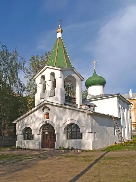 Псков. Церква Серединної П'ятидесятниці П'ятидесятниці — стокове фото