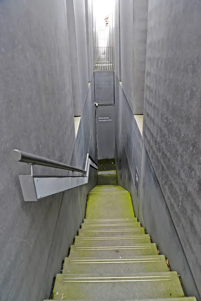 BERLIN, ALLEMAGNE - 12 AOÛT 2017 : Escalier menant à l'issue de secours. Mémorial de l'Holocauste. Texte allemand - sortie de secours — Photo