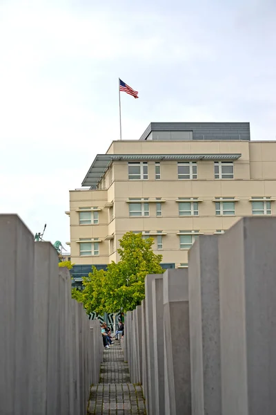 BERLIN, GERMANY - AUGUST 12, 2017: Fragment of a memorial to the victims of the Holocaust against the background of the building of the US Embassy — Stockfoto