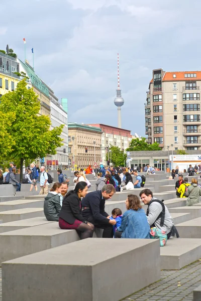 BERLIN, GERMANY - AUGUST 12, 2017: Urban view with a fragment of the memorial complex to the victims of the Holocaust — Stock Photo, Image