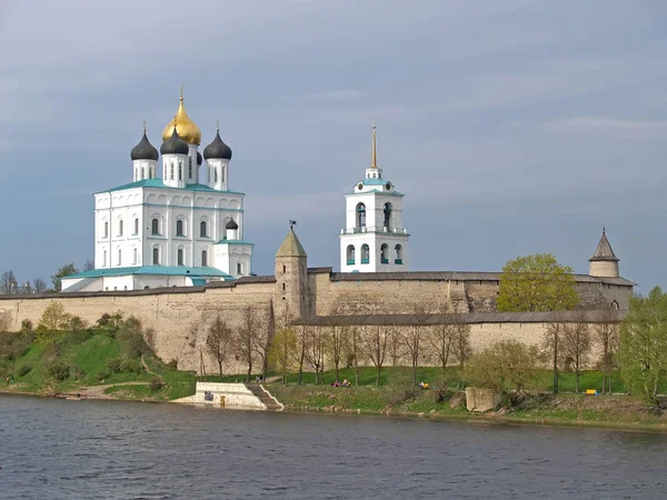 Vista de Pskovsky Krom (Kremlin) y Río Gran Primavera — Foto de Stock