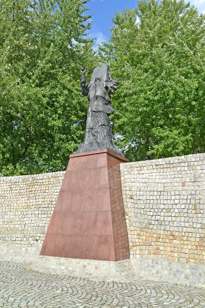 LODZ, POLONIA - 25 AGOSTO 2014: Veduta della scultura di Mosè con gli schermi dell'Alleanza (monumento "Decalogo"). Parco di Staromeysky — Foto Stock