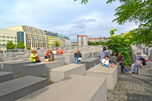 BERLIN, GERMANY - AUGUST 12, 2017: People among the plates Holocaust — Stockfoto