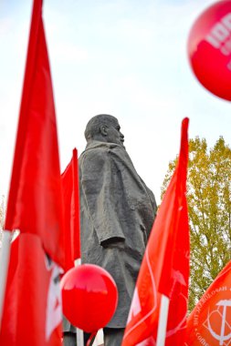 Kaliningrad, Rusya - 07 Kasım 2017: VI. Lenin kırmızı bayraklarla çevrili. Tatil turu