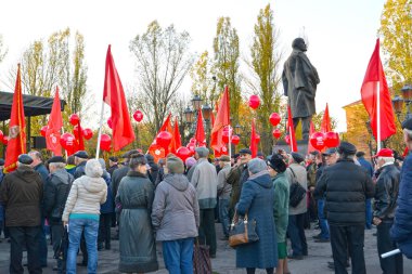 Kaliningrad, Rusya - 07 Kasım 2017: Rusya Federasyonu Komünist Partisi 'nin Büyük Ekim Devrimi' nin 100. yıldönümüne adanmış mitingindeki insanlar VI anıtı yakınlarındaki sosyalist devrime katıldılar. Lenin 'e