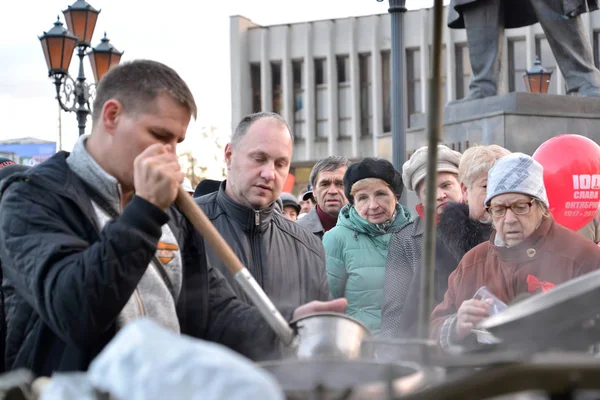 KALININGRAD, RUSSIA - NOVEMBER 07, 2017: Distribution of free hot food to participants in a communist rally — Stock Photo, Image