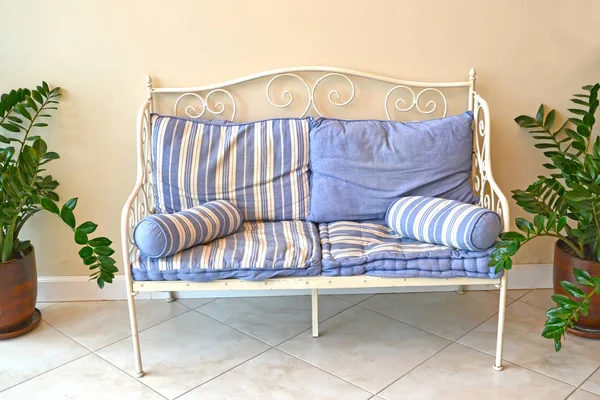 Decorative metal sofa and indoor plants in the interior of the hall — Stock Photo, Image